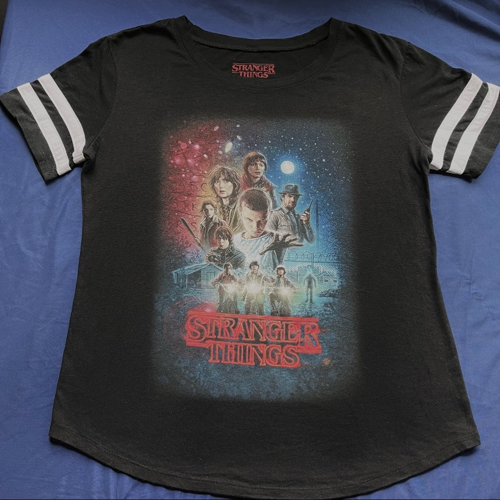 STRANGER THINGS GRAPHIC TEE